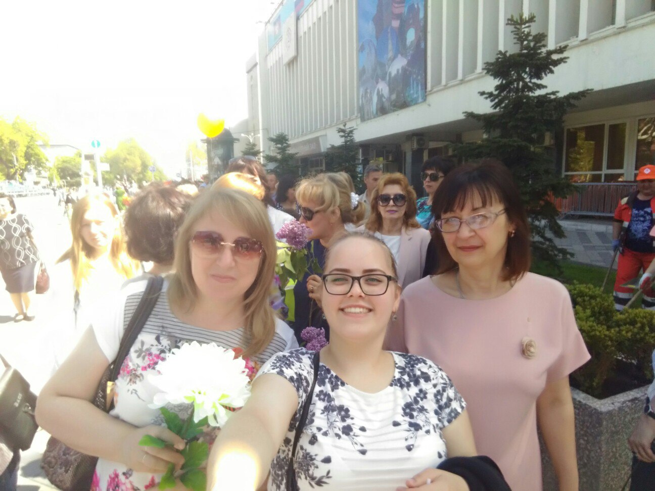 Участие в первомайских мероприятиях и мероприятиях, связанных с празднованием Великой Победы.
